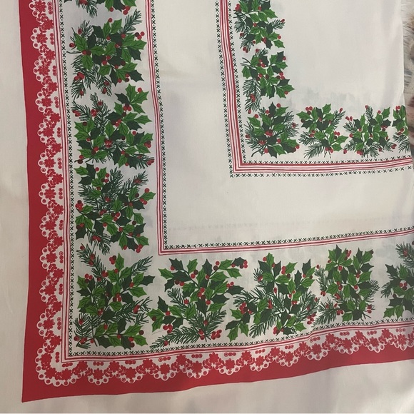 Vintage Christmas tablecloth 58” x 86” holly red & green - Picture 8 of 8